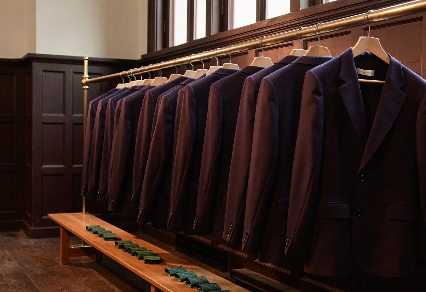 Portant de blazers d'uniforme identiques dans une salle boisée
